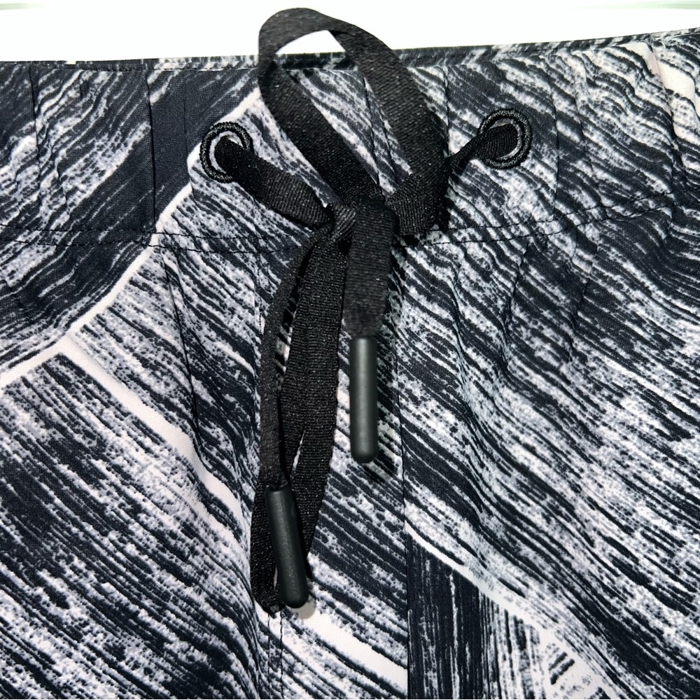 Lululemon Black & White Geometric Print Straight Leg Leggings Size 6 - Picture 5 of 11